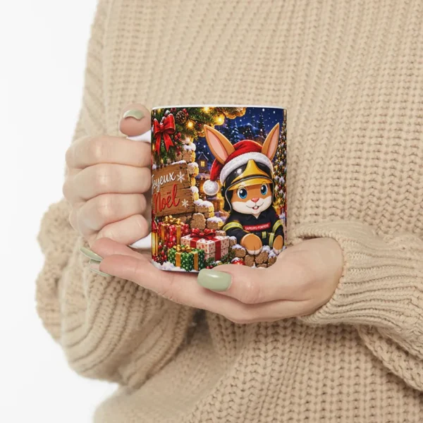 Mug lapin pompier Pompélo devant un VSAV. Un cadeau à offrir à Noël.