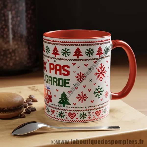 Mug de Noël sur le thème des sapeurs pompiers. Type pull moche de noël